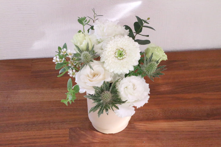 白・グリーンのアレンジメント 3,000円