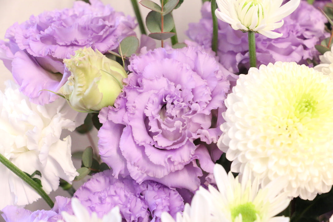 【供花】白色・紫色のお供えアレンジメント 10,000円