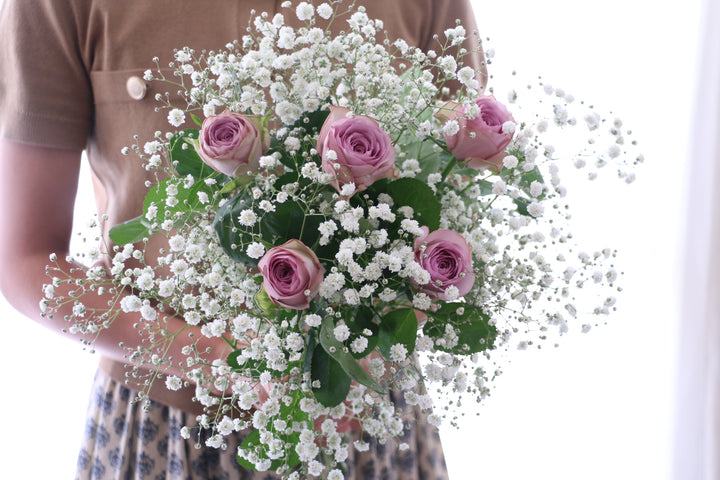 カスミソウと紫色のバラの花束 4,500円