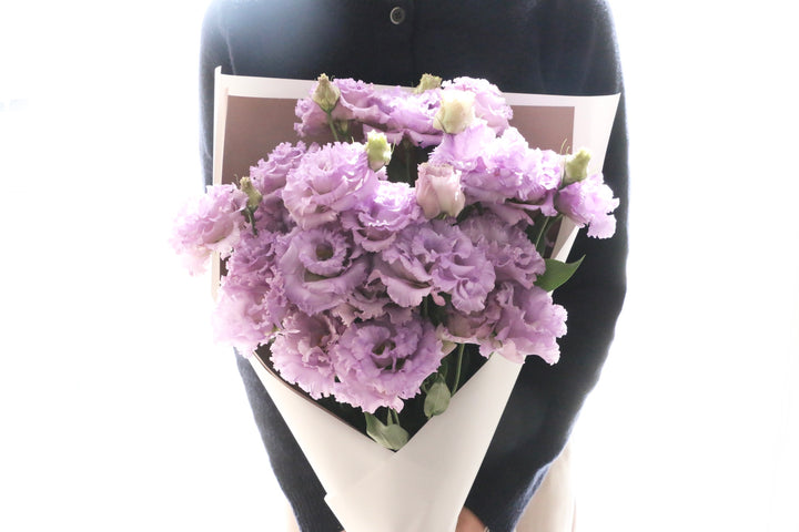 紫色のトルコキキョウの花束（8本）