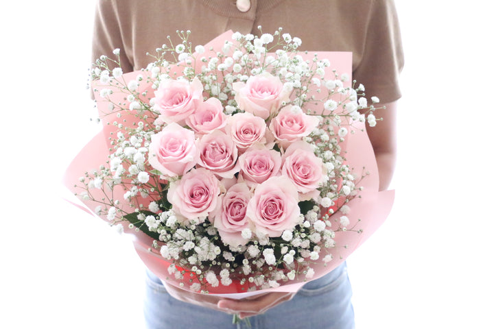 ピンク色バラとカスミソウの花束（12本）