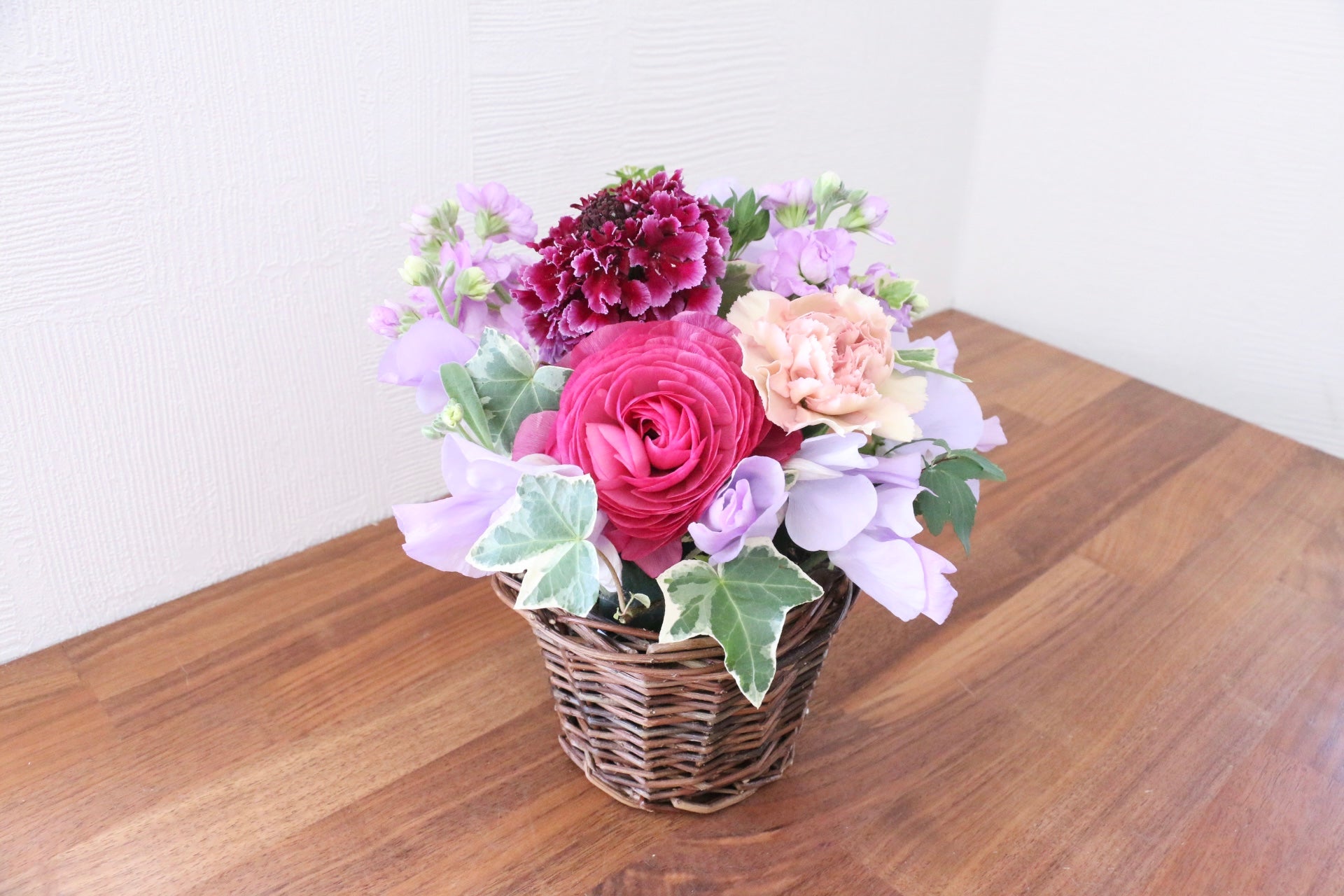 花束・アレンジメント more dark pink bouquet 紫・ピンクのアレンジメント 8,000円 – 花・花束の通販サイト