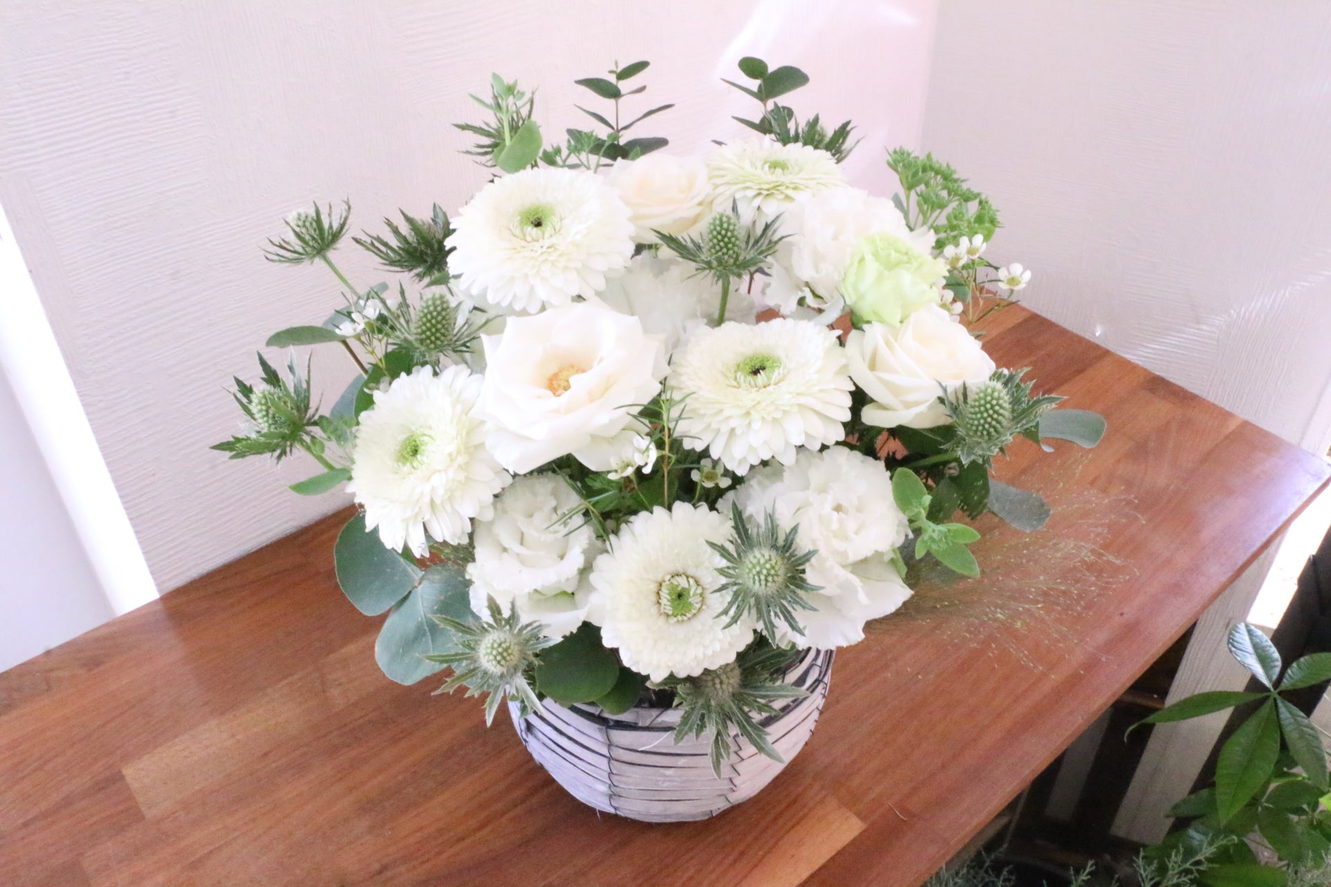 白・グリーンのアレンジメント – 花・花束の通販サイト｜HanaTaku