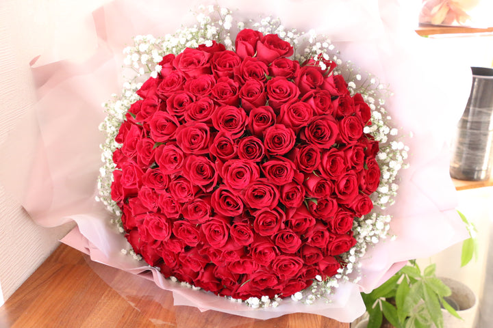 108本の赤いバラとカスミソウ（かすみ草）の花束
