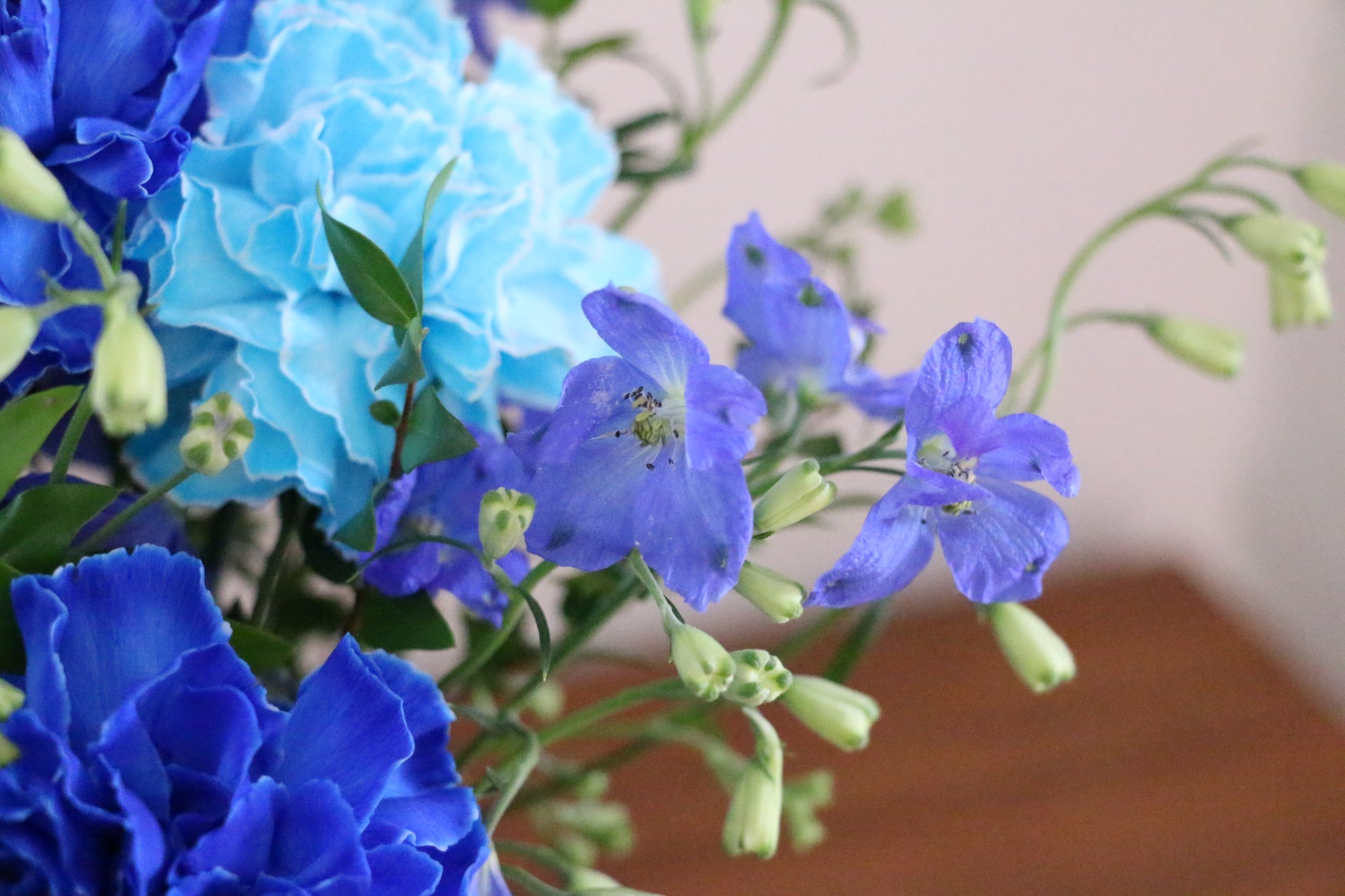 青・水色・白のアレンジメント 9,000円 – 花・花束の通販サイト｜HanaTaku