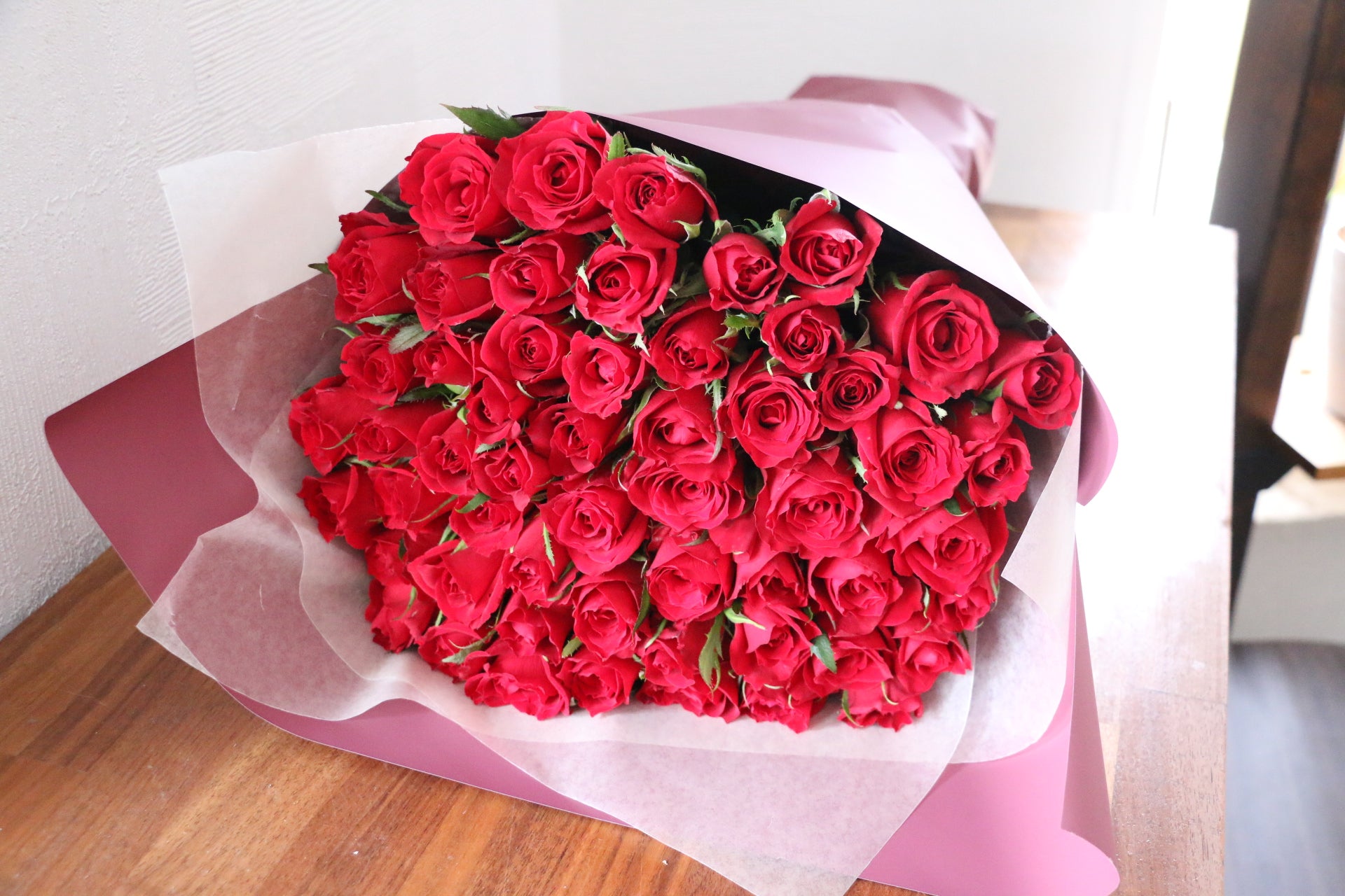 55本のバラの花束 – 花・花束の通販サイト｜HanaTaku