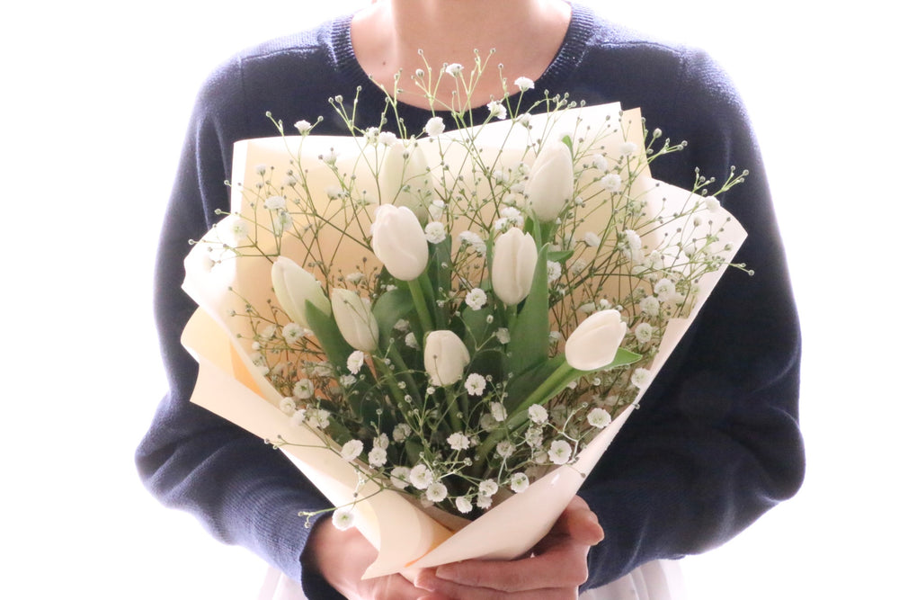 白のチューリップ（8本）とカスミソウの花束