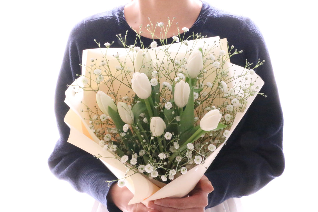 白のチューリップ（8本）とカスミソウの花束