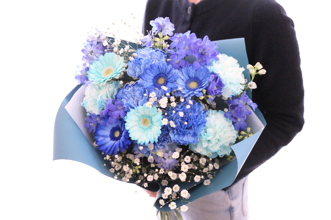 カスミソウ入り水色・青・白の花束 8,000円