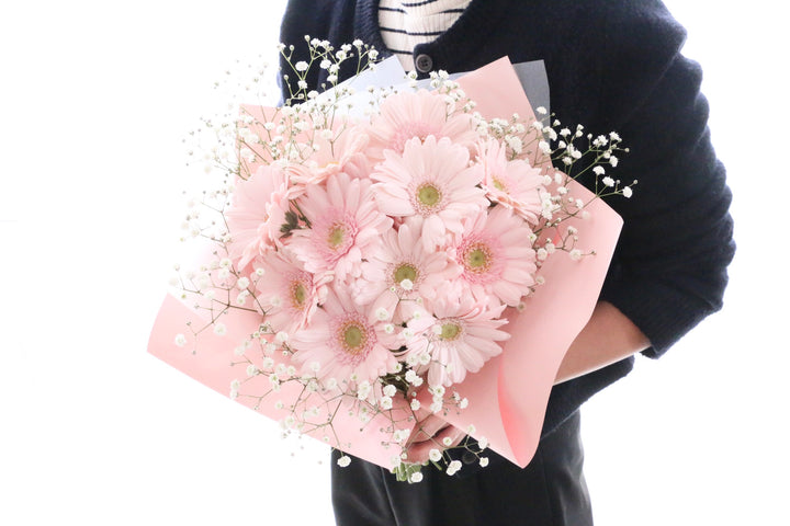 ピンク色のガーベラ（12本）とカスミソウの花束