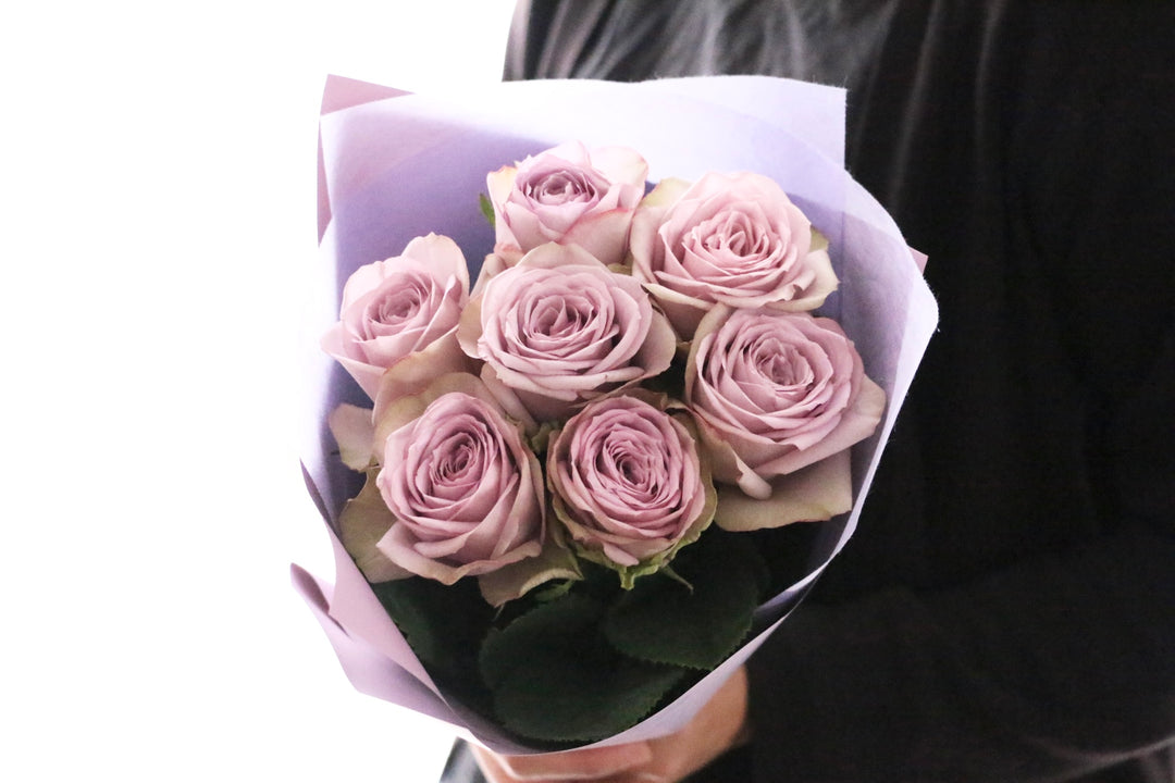 紫色のバラの花束（7本）-ひそかな愛