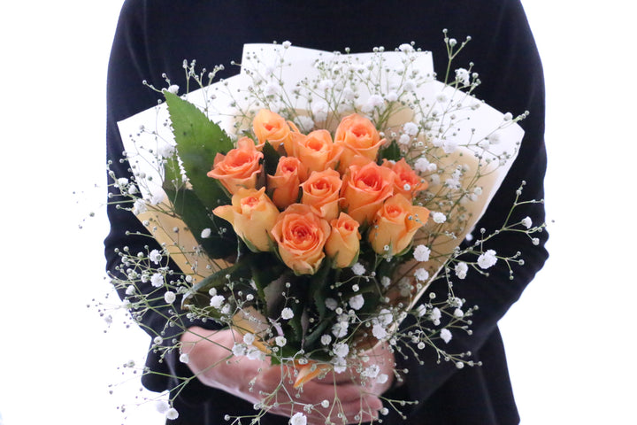オレンジ色のバラ（12本）とカスミソウ（2本）の花束-私の妻になってください