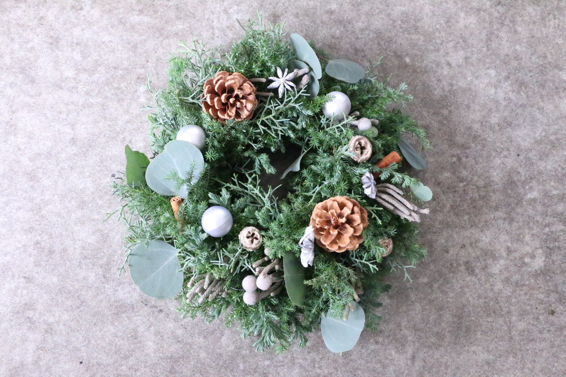 フレッシュクリスマスリース 生花 シルバー Sサイズ – 花・花束の通販