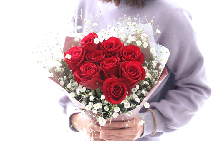 9本の赤いバラとカスミソウ（かすみ草）の花束