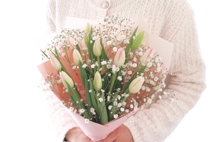 淡いピンクのチューリップ（10本）とカスミソウの花束