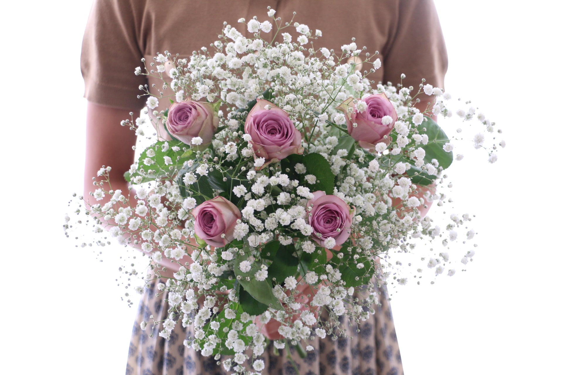 紫色のバラ（5本）とカスミソウ（2本）の花束 4,500円 – 花・花束の