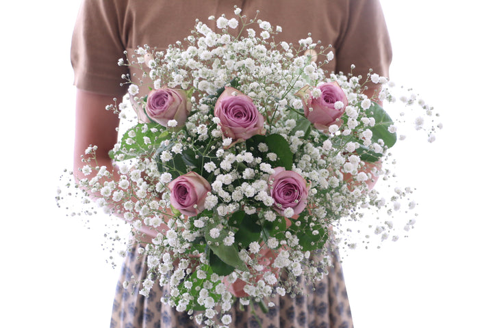 カスミソウと紫色のバラの花束 4,500円