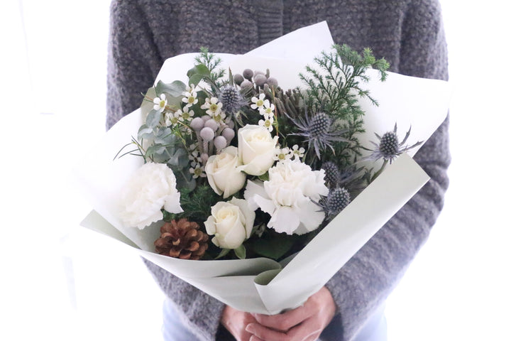 クリスマスの白いバラ入り花束　Mサイズ　5,000円