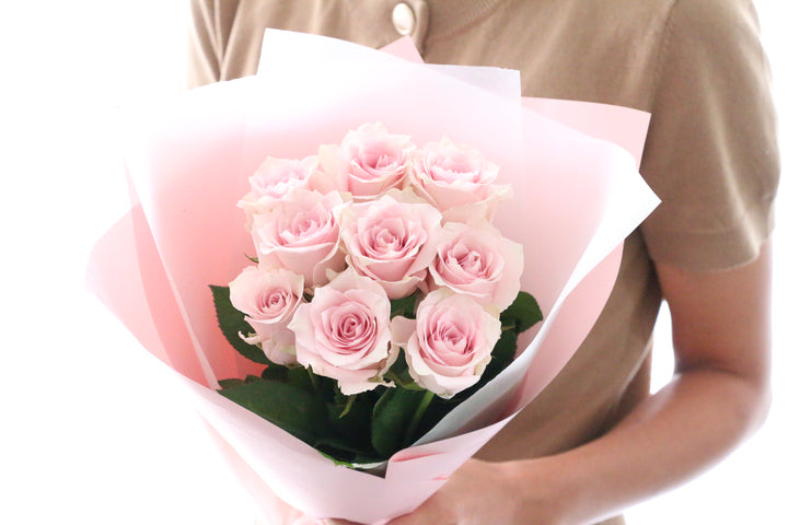 9本のピンク色のバラの花束
