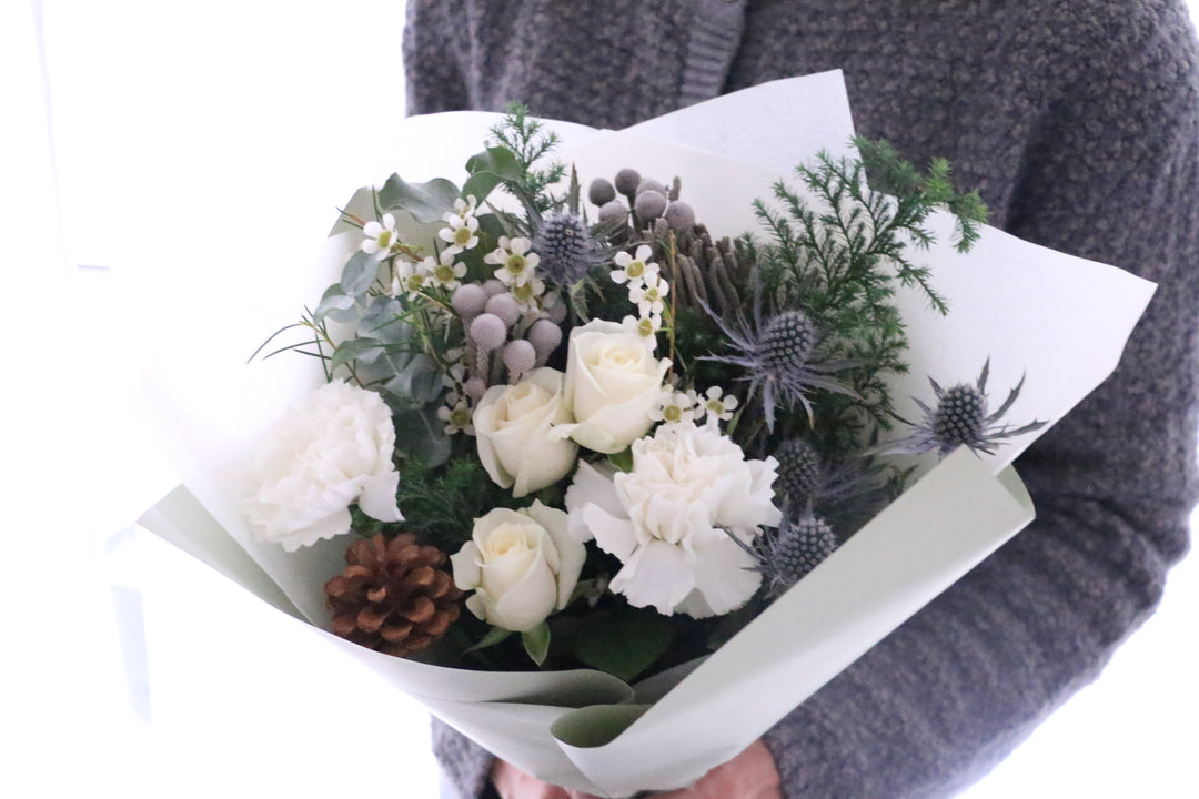 クリスマスの白いバラ入り花束　Mサイズ　5,000円