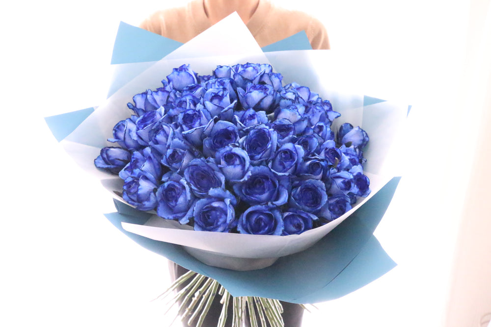 50本の青いバラの花束