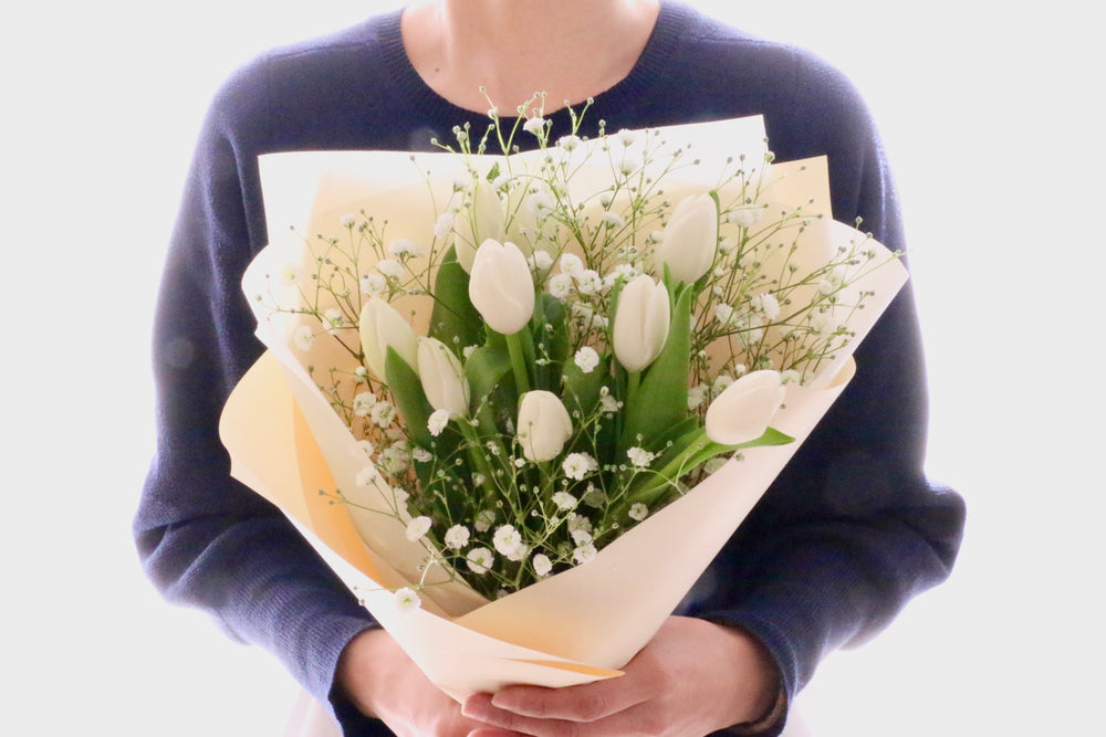 白のチューリップ（9本）とカスミソウの花束