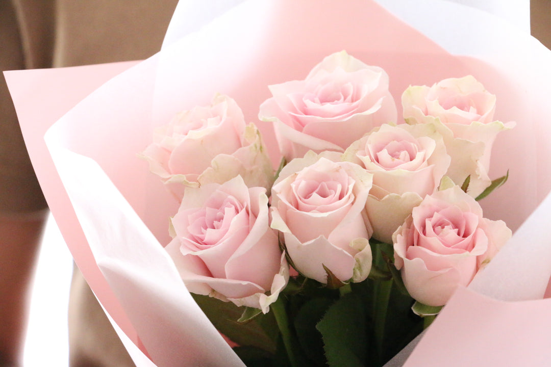 7本のピンク色のバラの花束