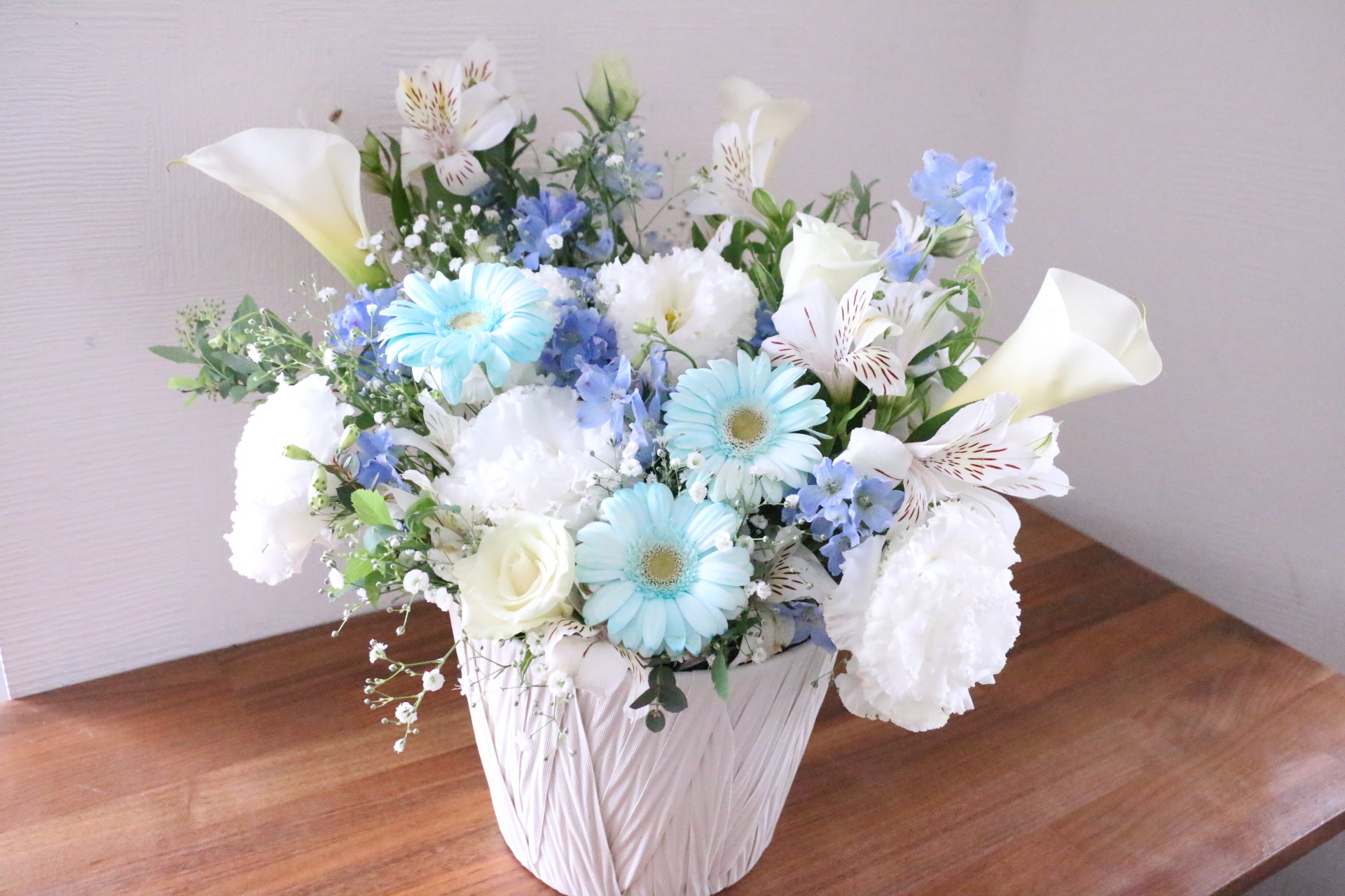 青と白のフラワーアレンジメント　造花インテリア　涼華　アートフラワー　ギフト 青と白のフラワーアレンジメント 造花インテリア 涼華 アートフラワー