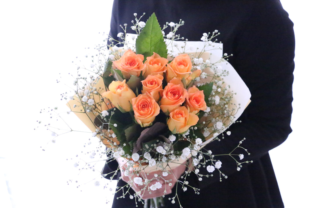 オレンジ色バラ（9本）とカスミソウの花束-いつまでも一緒にいてください