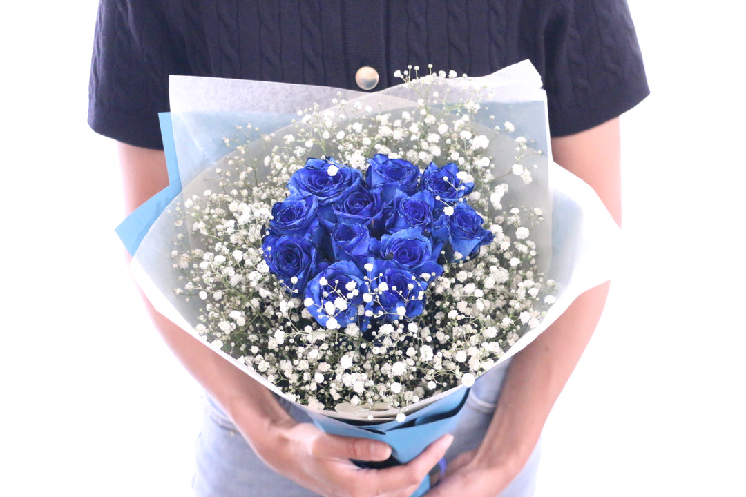 12本の青いバラとカスミソウ（かすみ草）の花束-私の妻になってください