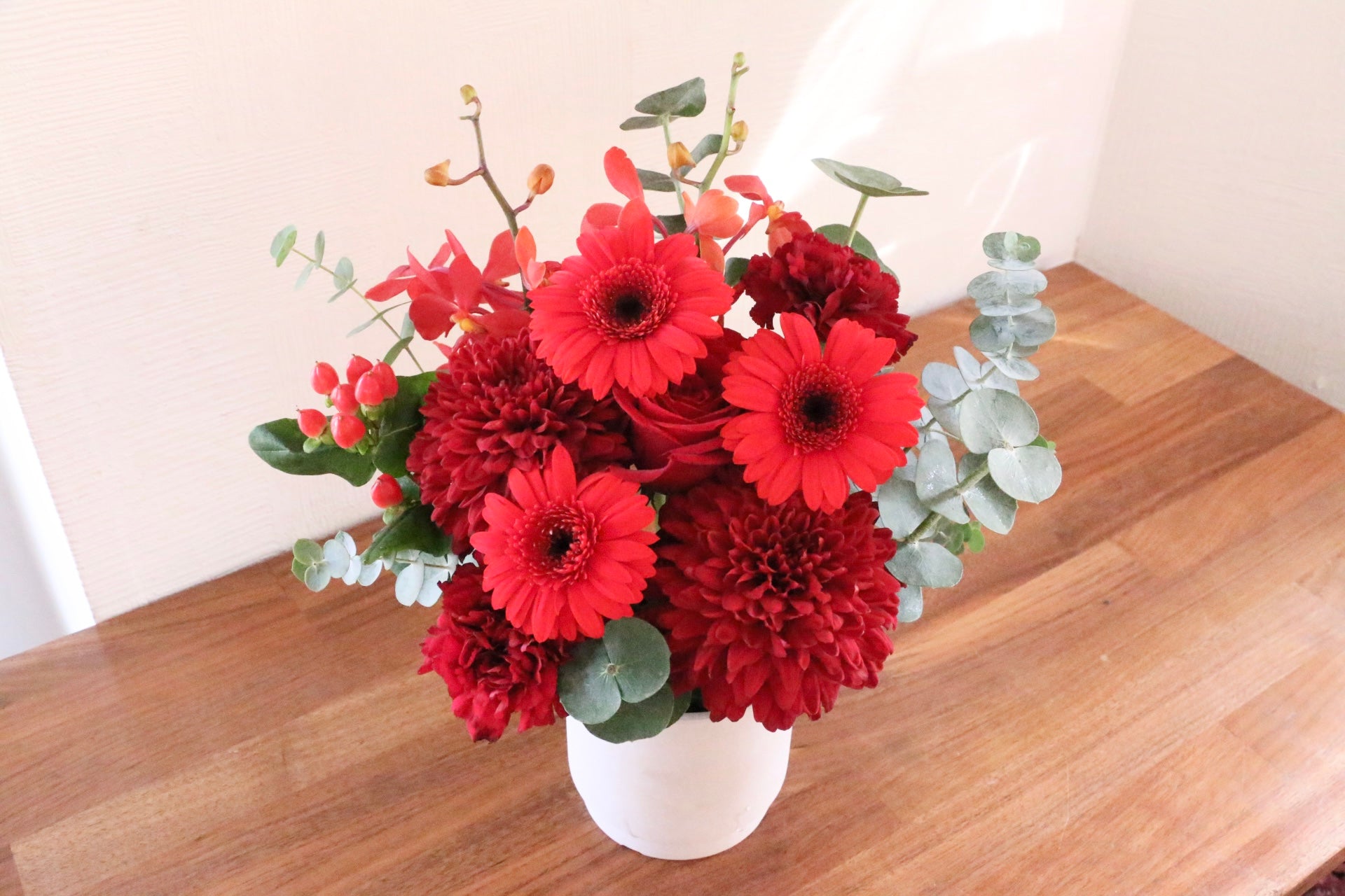 赤色のアレンジメント 5,000円 – 花・花束の通販サイト｜HanaTaku
