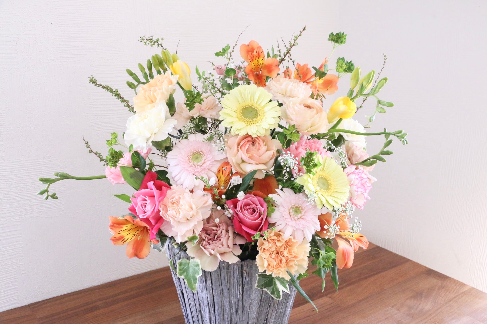 ピンク・黄色のアレンジメント 12,000円 – 花・花束の通販サイト｜HanaTaku