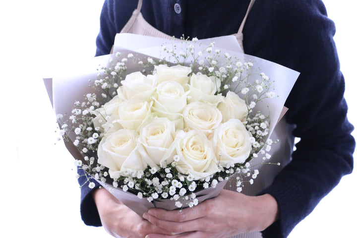 12本の白色のバラとカスミソウ（かすみ草）の花束-私の妻になってください