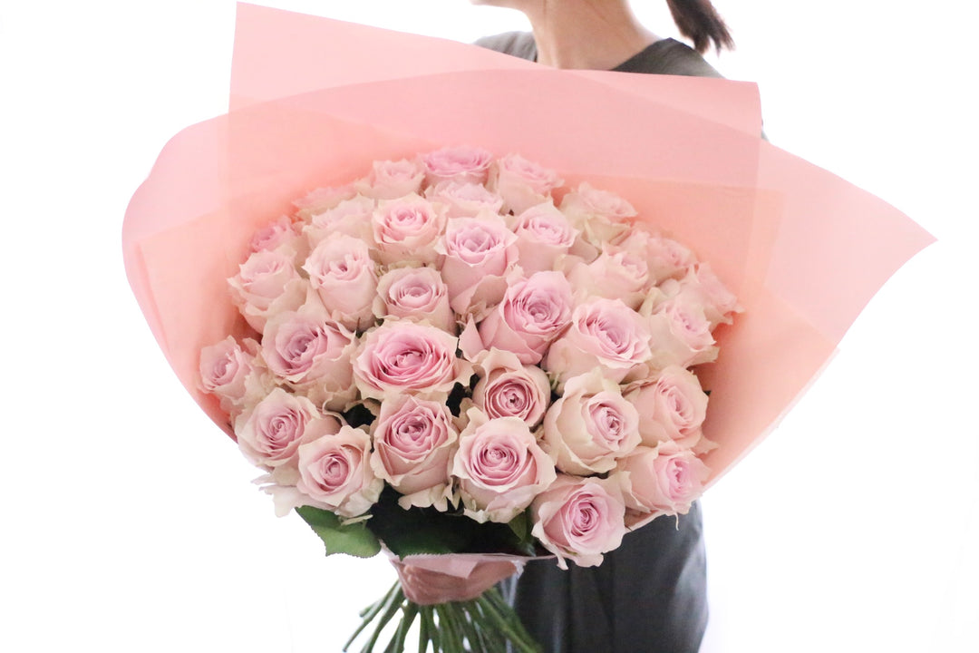 32本のピンク色のバラの花束