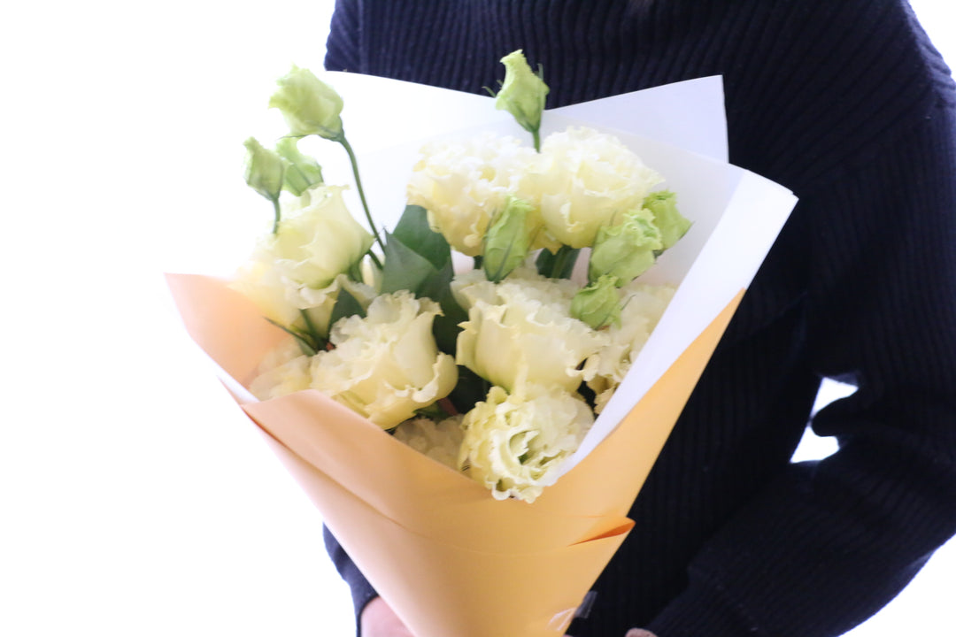 クリーム色のトルコキキョウの花束（4本）