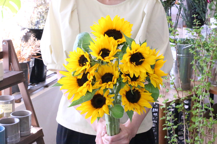 オレンジ色のひまわりの花束（10本）