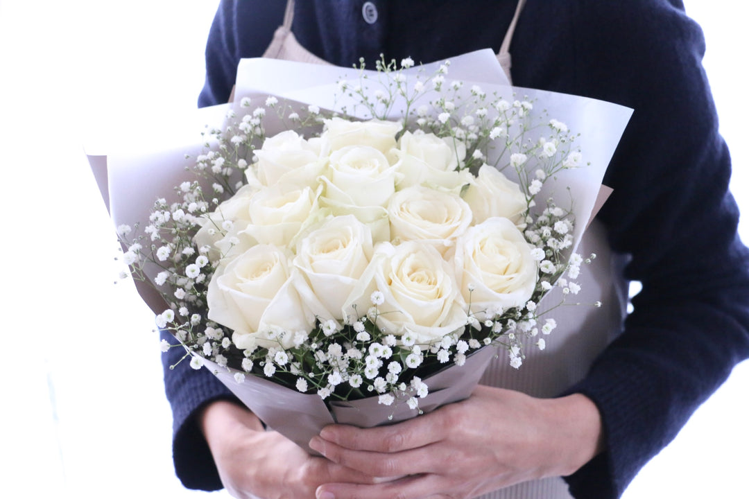 12本の白色のバラとカスミソウ（かすみ草）の花束-私の妻になってください