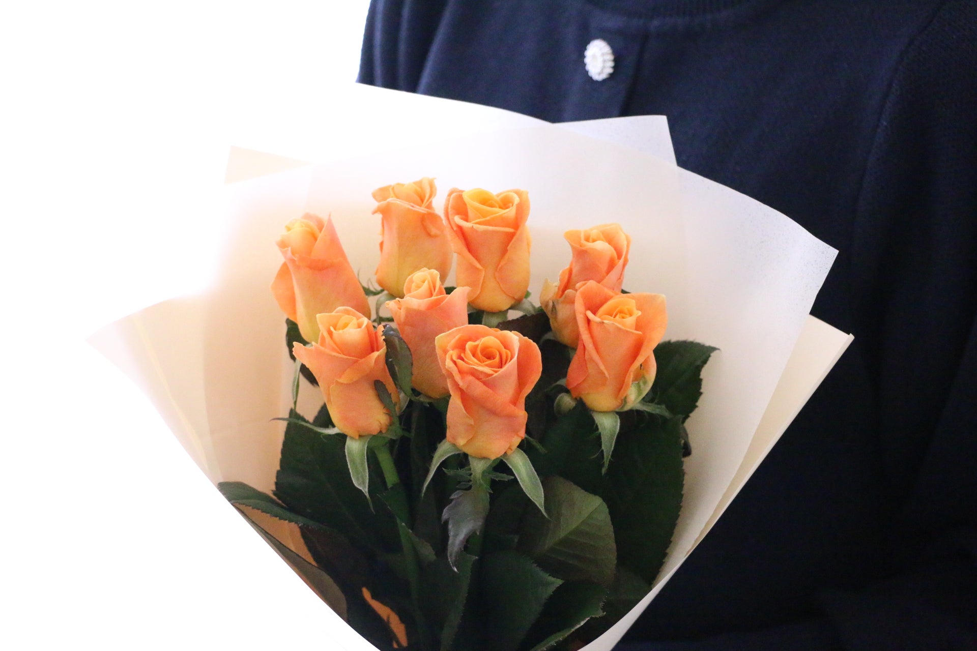 オレンジ色バラの花束（8本）-あなたの思いやりに感謝します – 花