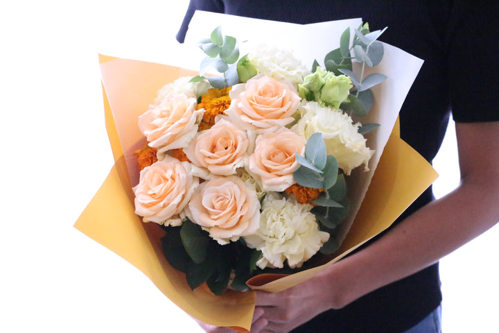 オレンジ色バラ入りの花束 Mサイズ 8,000円