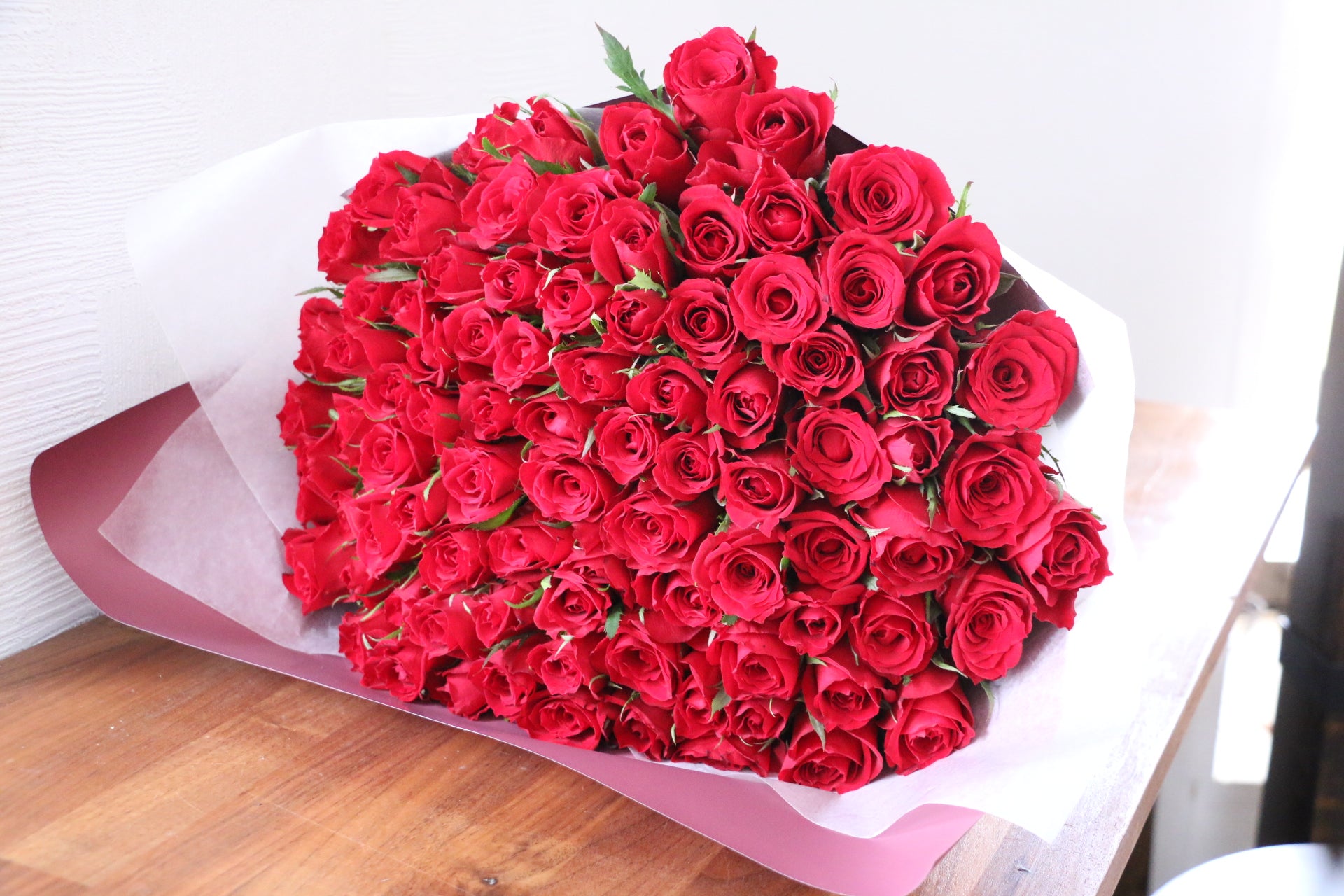 豪華な赤いバラの花束 100本　１２月６日or７日到着 赤薔薇 100本の花束 | バラ・生花,赤薔薇,花束 | ROSESHOP 青いバラ