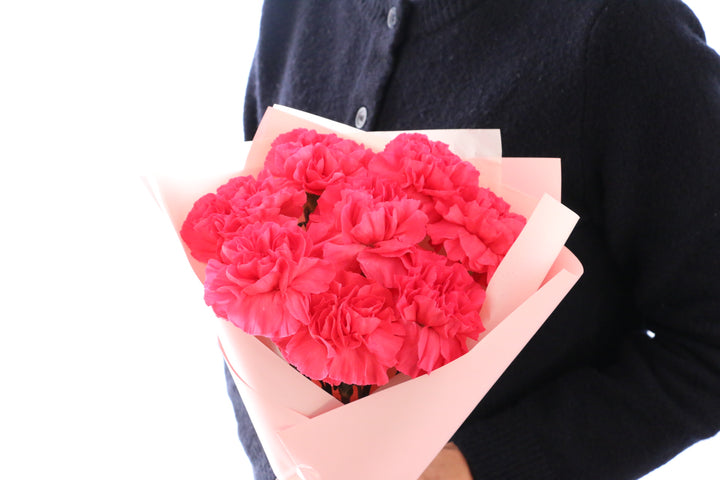 濃いピンクのカーネーションの花束（8本）-あなたの思いやりに感謝します