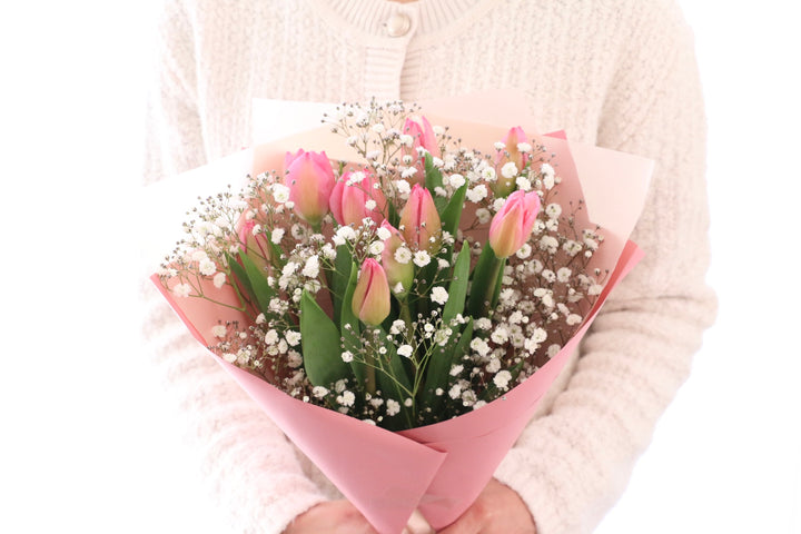 ピンクのチューリップ（9本）とカスミソウの花束