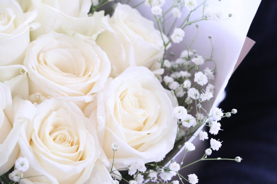 12本の白色のバラとカスミソウ（かすみ草）の花束-私の妻になってください