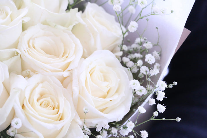 12本の白色のバラとカスミソウ（かすみ草）の花束-私の妻になってください