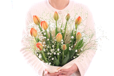 オレンジのチューリップ（10本）とカスミソウの花束