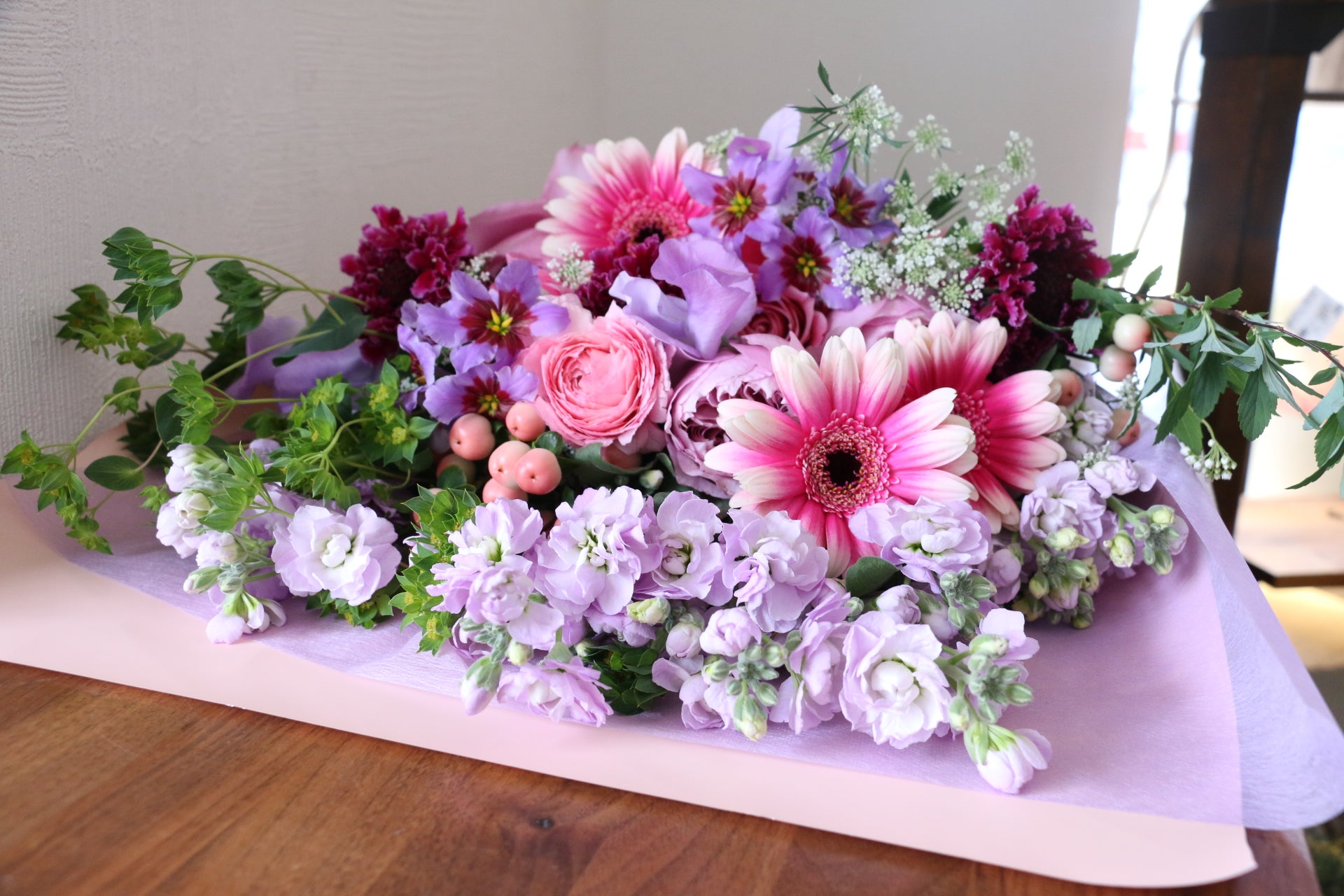紫・ピンクの花束 10,000円 – 花・花束の通販サイト｜HanaTaku