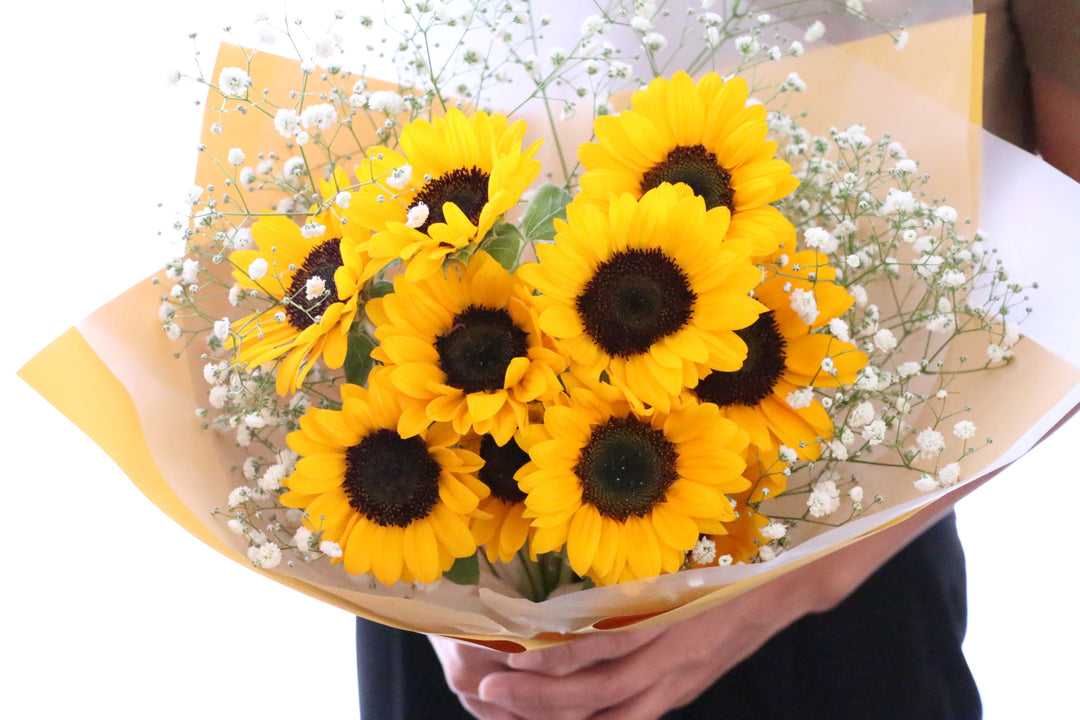 ひまわり10本とカスミソウ（かすみ草）の花束