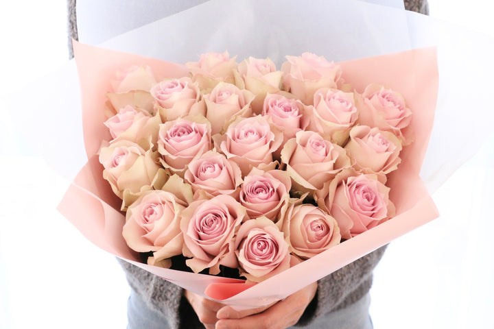 22本のピンク色のバラの花束-あなたの幸運を祈ります