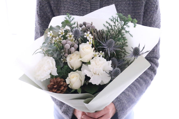 クリスマスの白いバラ入り花束　Mサイズ　5,000円