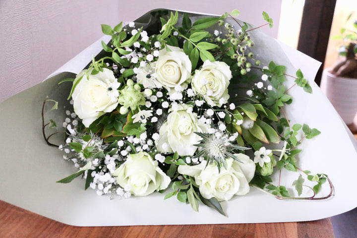白・グリーンの花束 8,000円